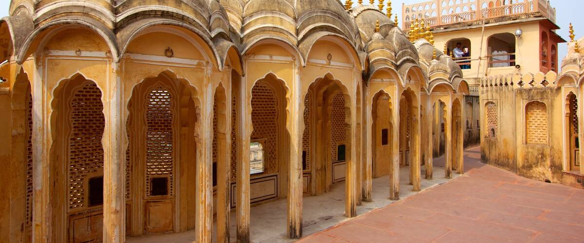 Hawa Mahal que incluye una ciudad, patrimonio de arquitectura y un castillo
