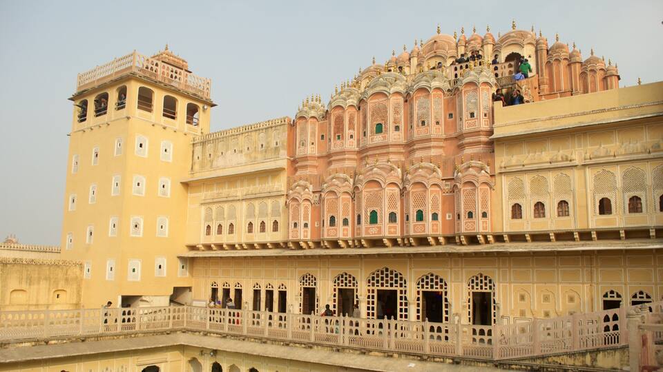 Hawa Mahal caracterizando um templo ou local de adoração e uma mesquita