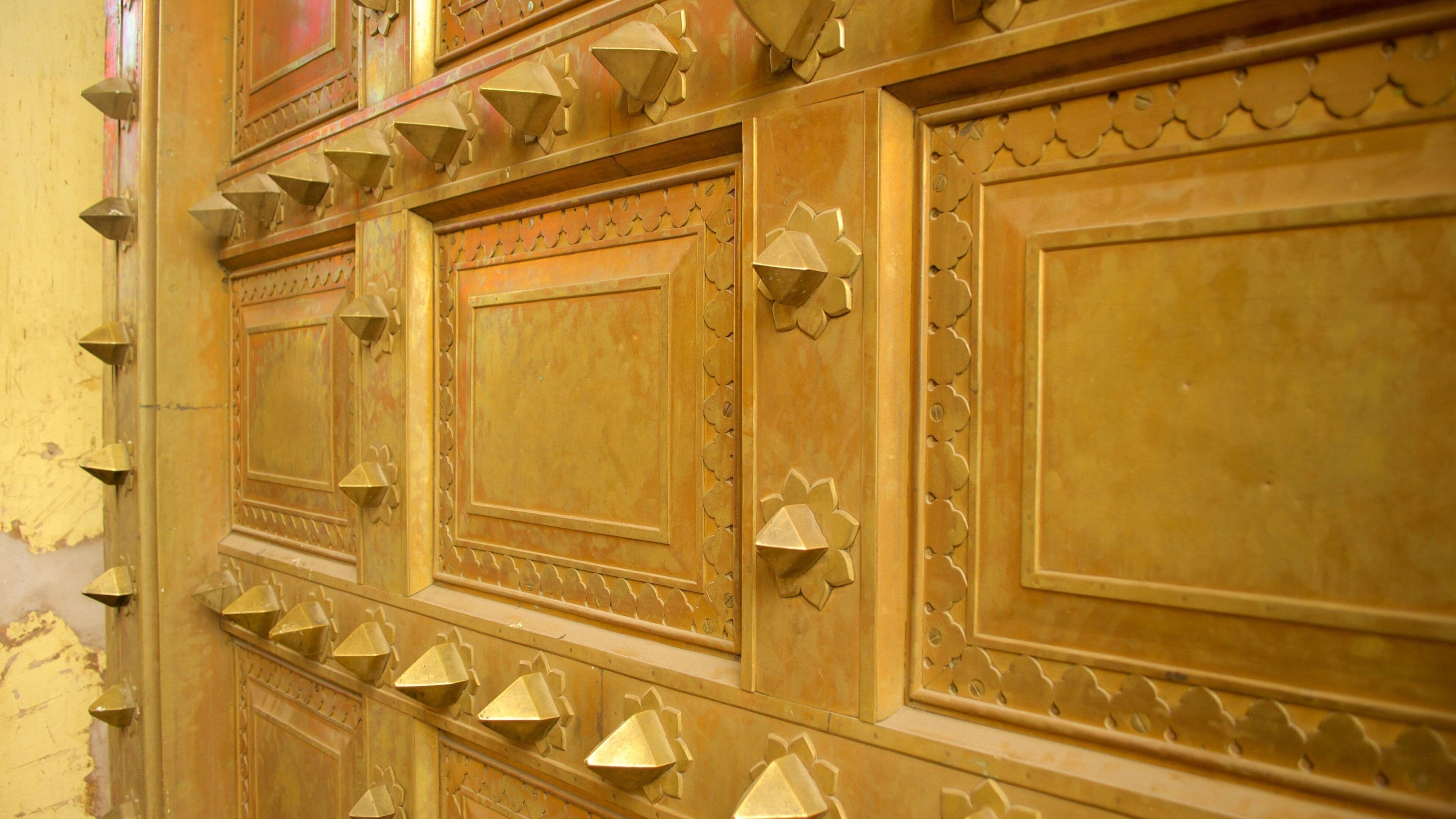 City Palace showing a castle and interior views