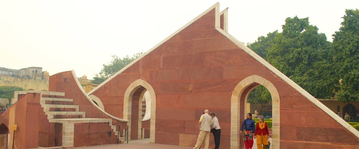 Jantar Mantar y también un pequeño grupo de personas