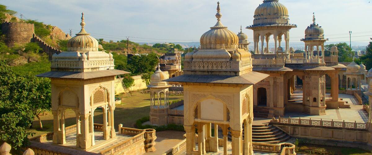 Gaitor which includes a castle