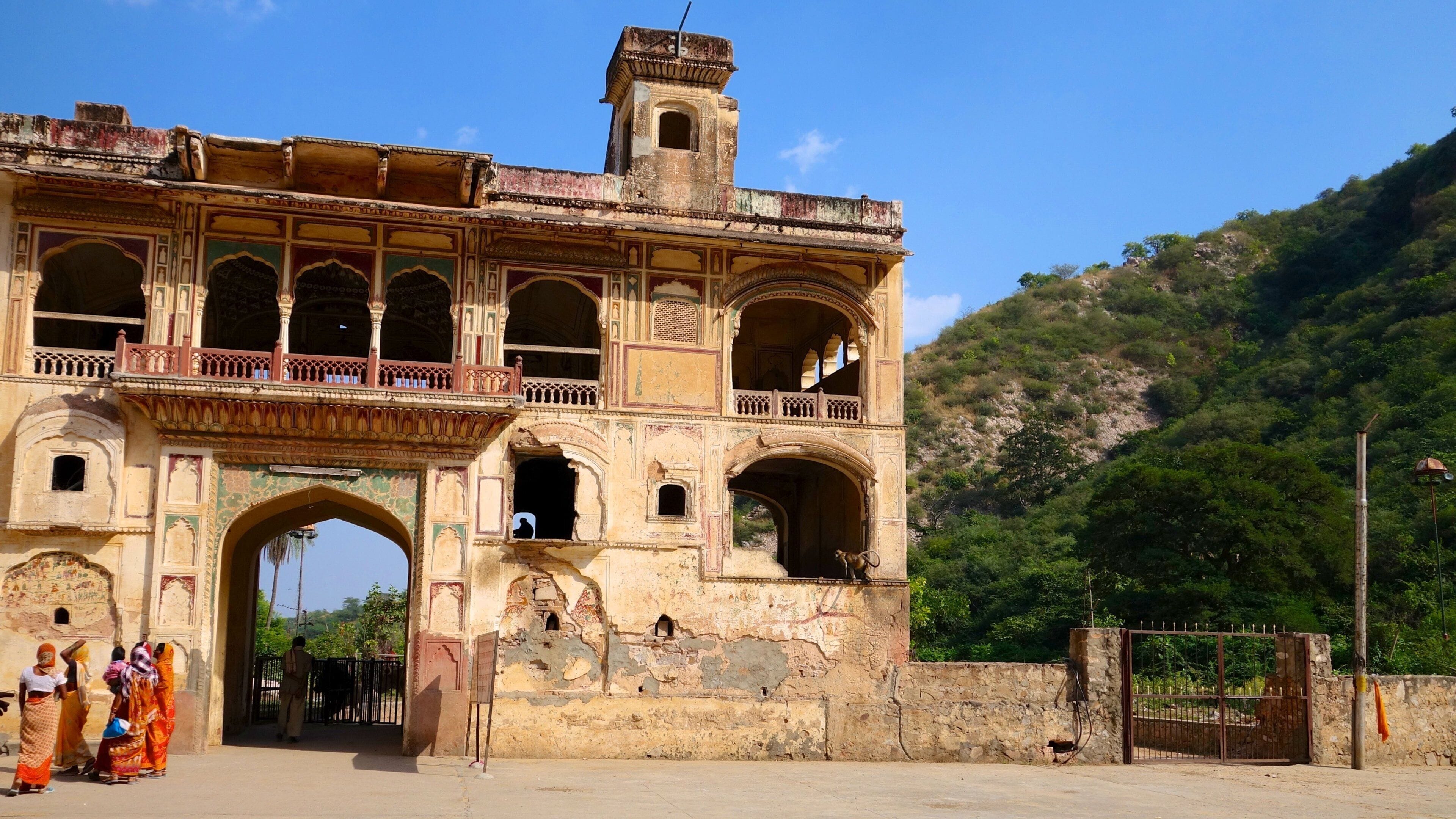 Galta-Monkey Palace bevat kasteel of paleis en historische architectuur