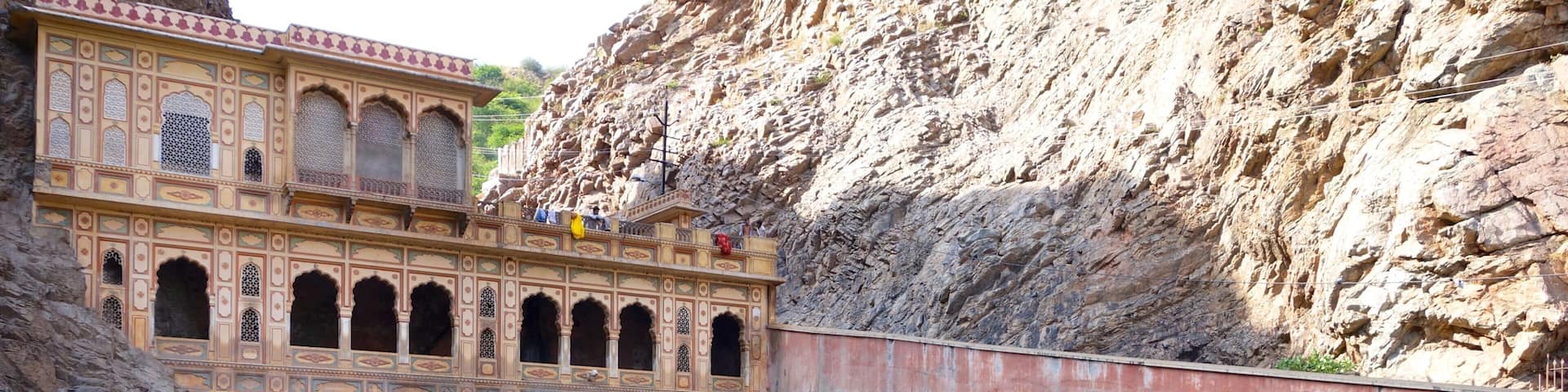 Galta-Monkey Palace showing chateau or palace, a pond and heritage architecture