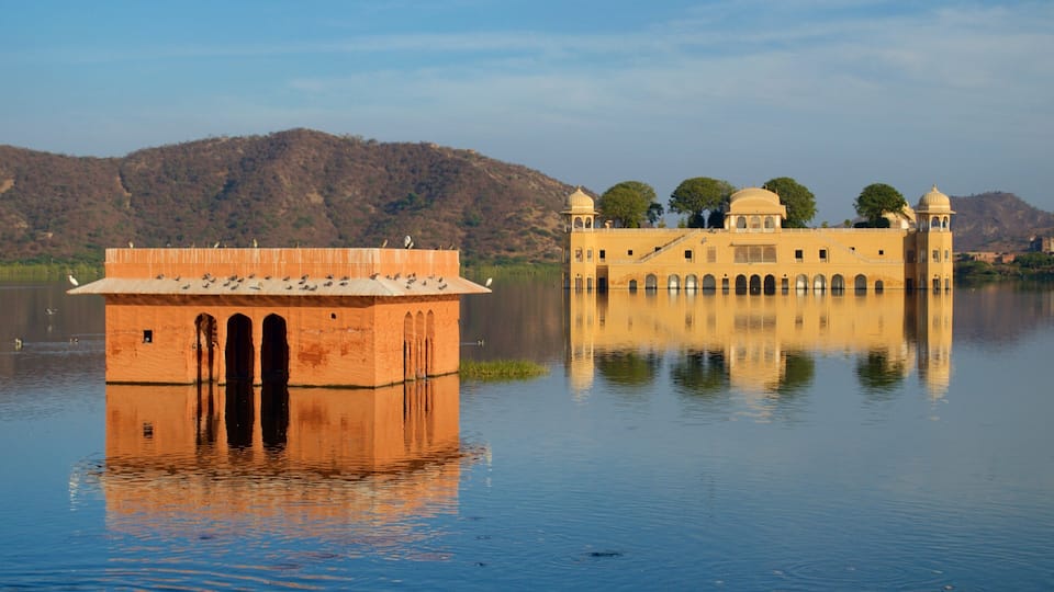 Jal Mahal que inclui um lago ou charco