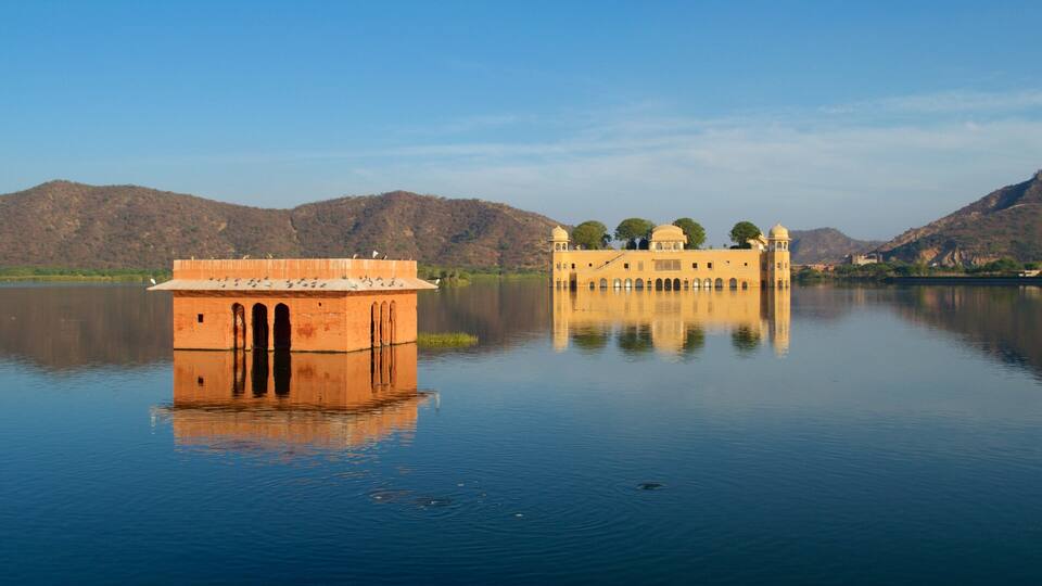 Jal Mahal mostrando um lago ou charco