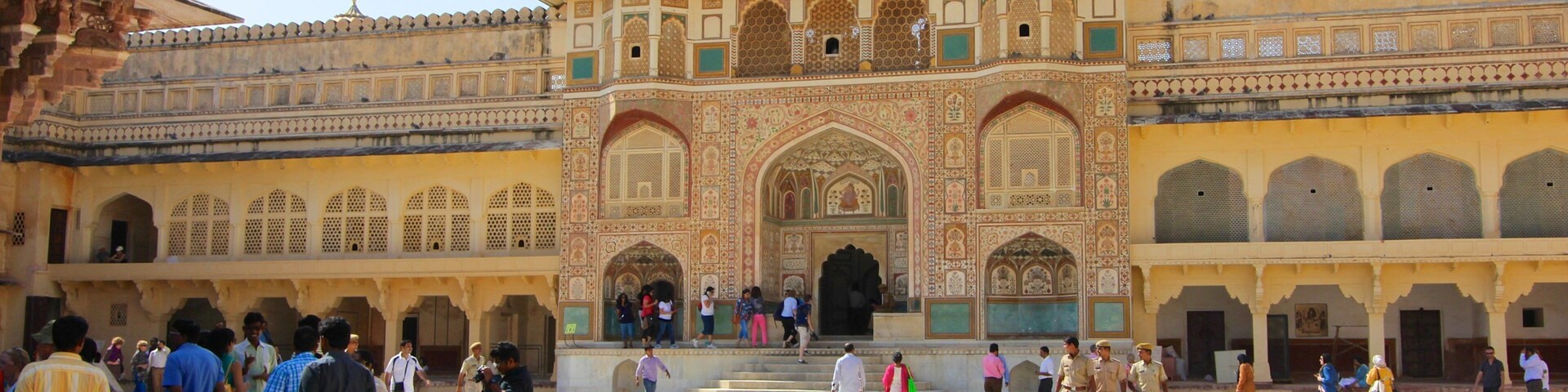 Forte de Âmbar que inclui uma praça ou plaza, arquitetura de patrimônio e uma cidade