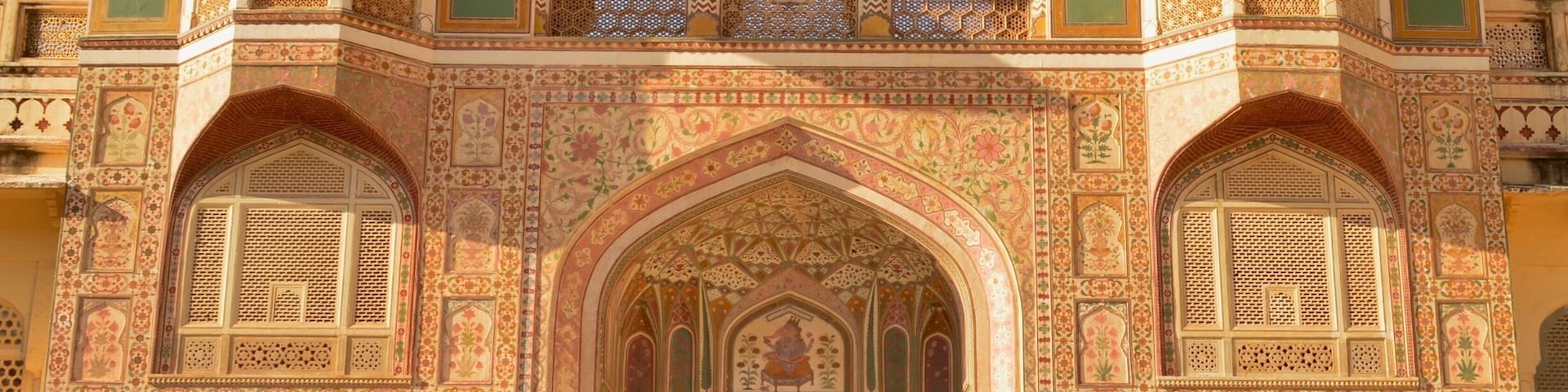 The grand entrance to the Amer Fort. The gate is known as Ganesh Pol after the indian deity, Lord Ganesha.