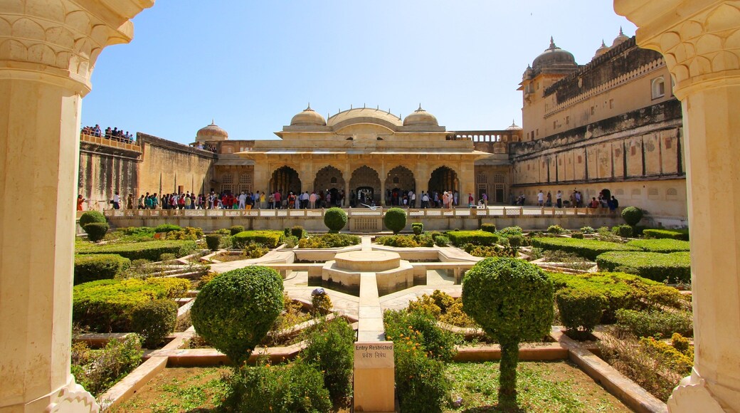 Amber Fort toont historische architectuur, een tuin en een kasteel