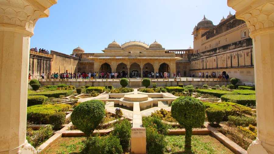 Amber Fort which includes heritage architecture, chateau or palace and a garden