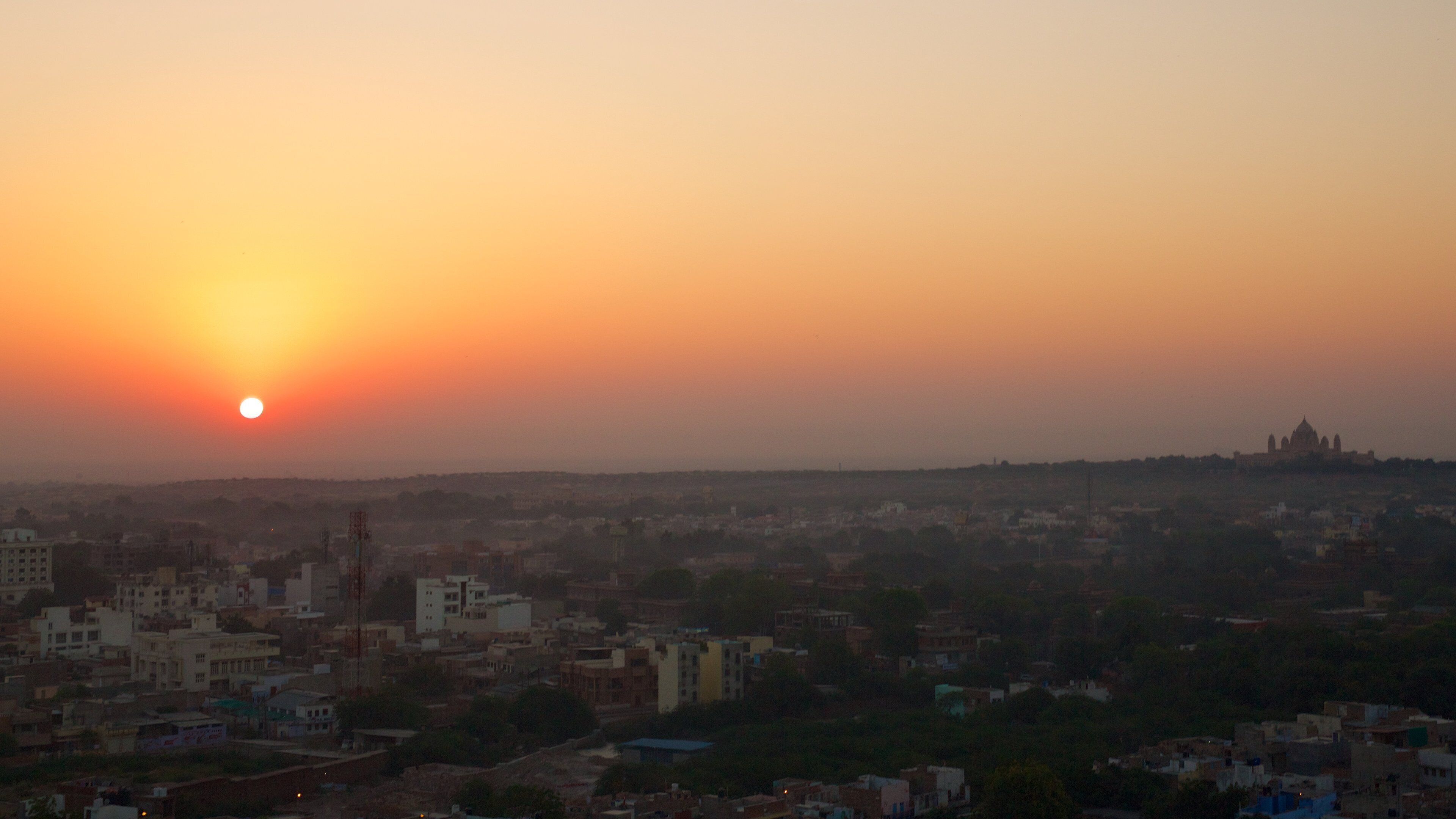 Palais d\'Umaid Bhawan qui includes coucher de soleil et ville