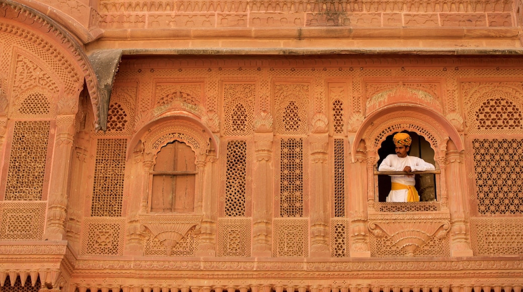 Mehrangarh Fort que incluye castillo o palacio y también un hombre