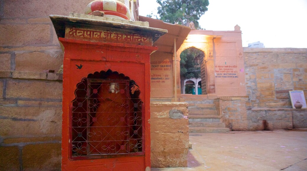 齋沙默爾堡 其中包括 傳統元素