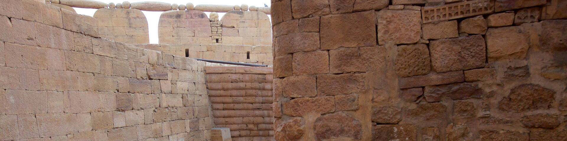 Jaisalmer Fort showing a city