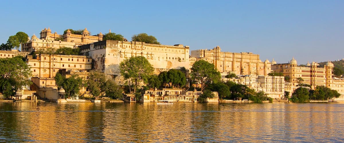 Palacio de la ciudad que incluye un lago o laguna y palacio
