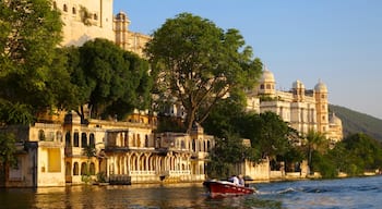 Palácio da Cidade mostrando um lago ou charco e um pequeno castelo ou palácio
