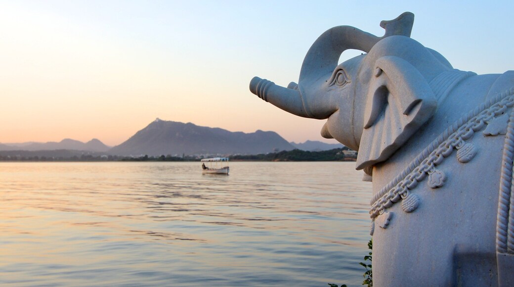 City Palace showing outdoor art, a sunset and a lake or waterhole