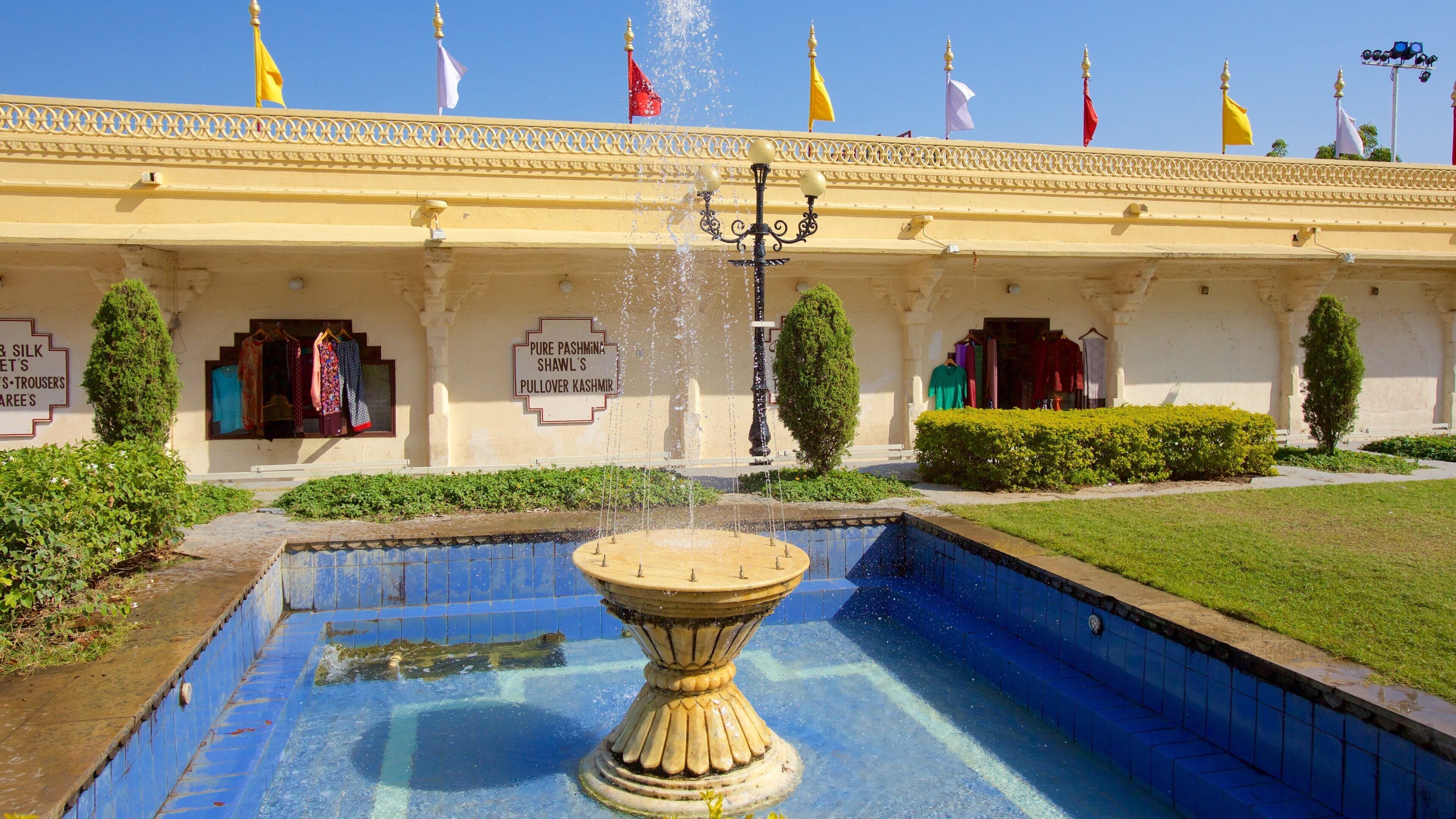 シティ パレス フィーチャー 庭園, 噴水 と 遺跡・遺産