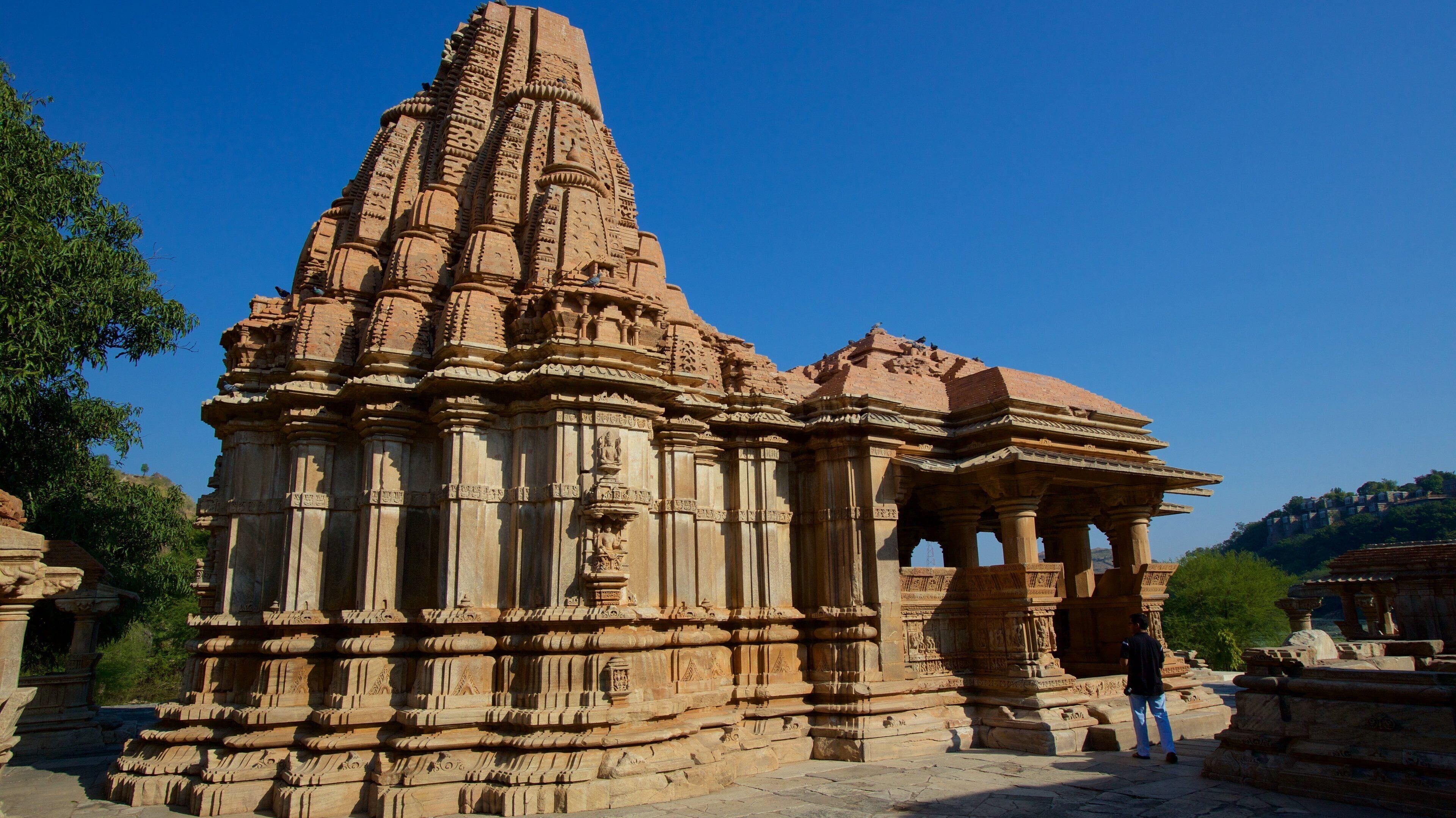 Nagda showing heritage elements, a temple or place of worship and heritage architecture