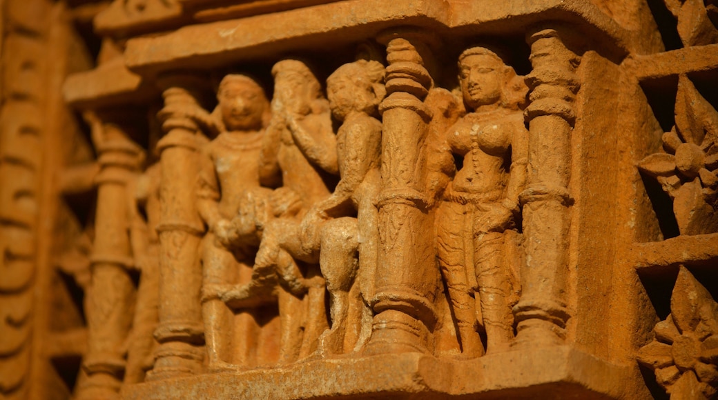 Nagda mostrando un templo o lugar de culto y elementos del patrimonio