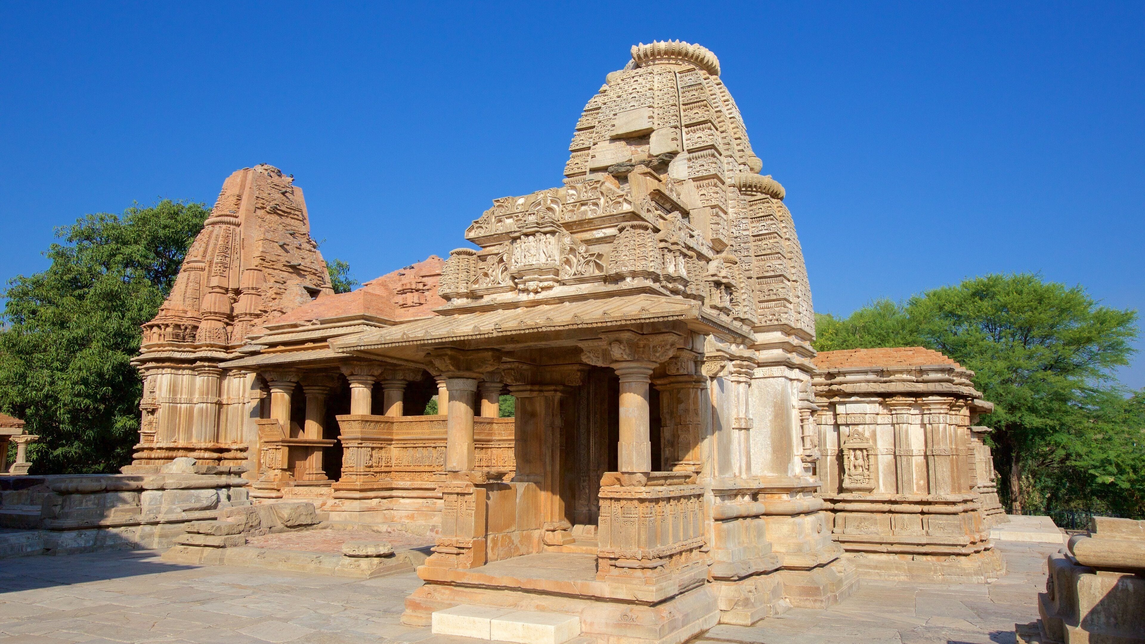 Nagda showing heritage elements, a temple or place of worship and heritage architecture