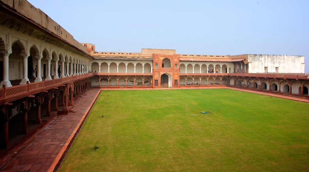 Agra Fort which includes a garden, a square or plaza and heritage architecture