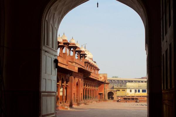 Jami Masjid mettant en vedette mosquée