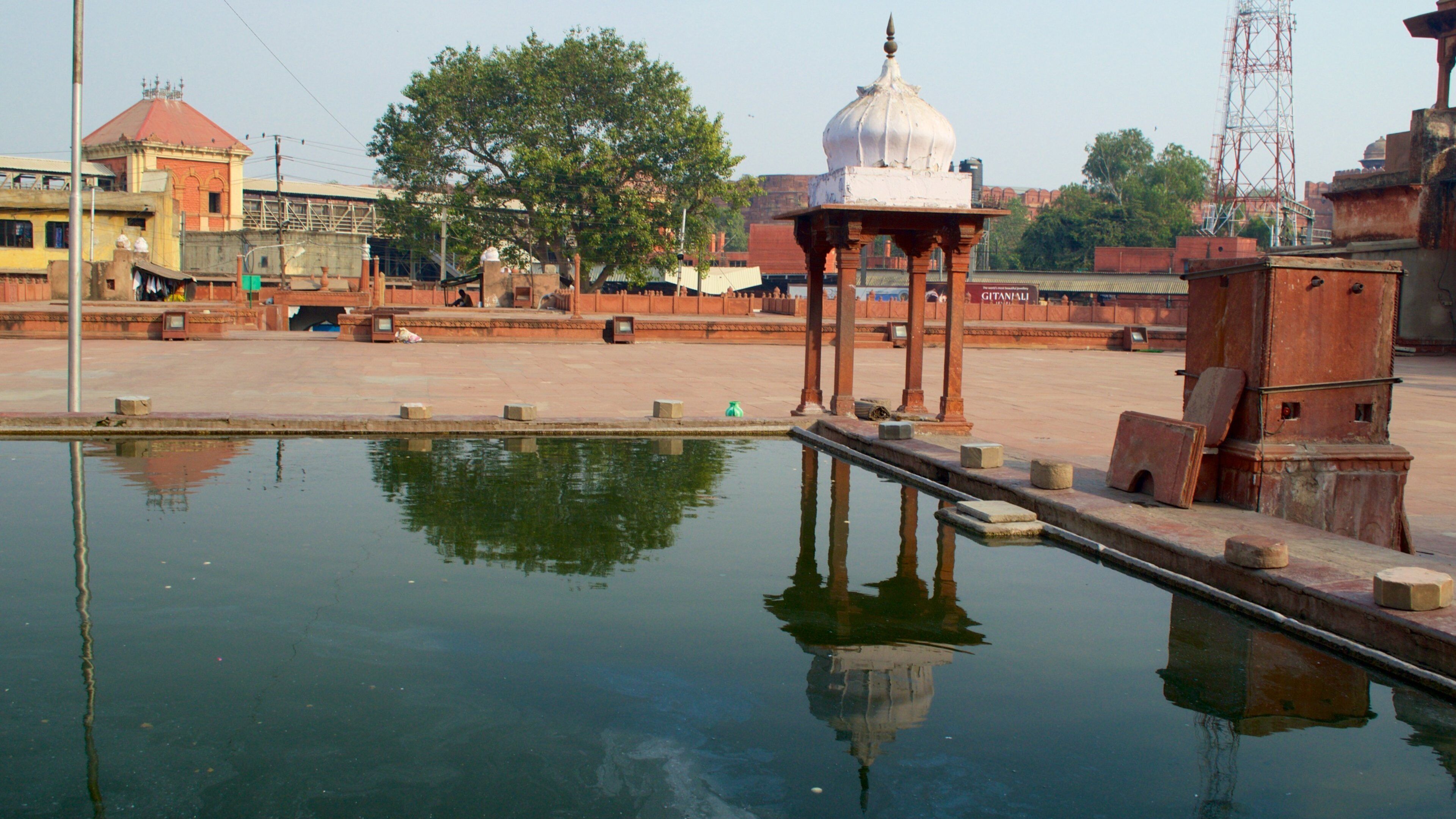 Jama Masjid showing a mosque and a fountain