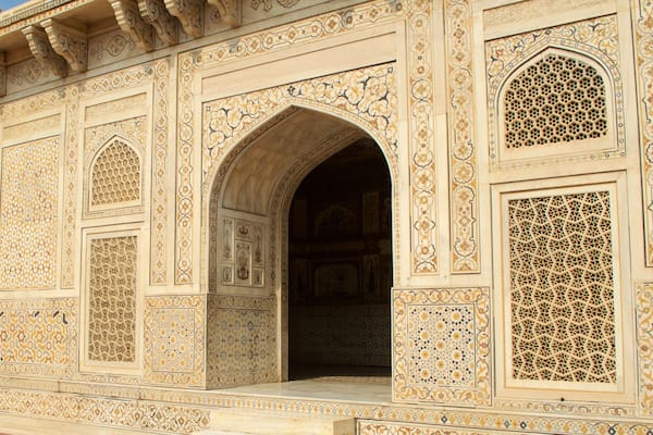 Itmad-ud-Daulah\'s Tomb featuring heritage elements