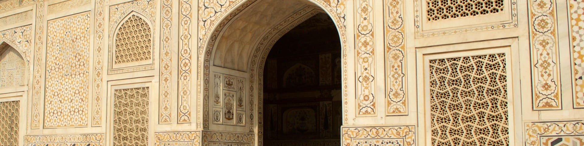 Itmad-ud-Daulah\'s Tomb featuring heritage elements