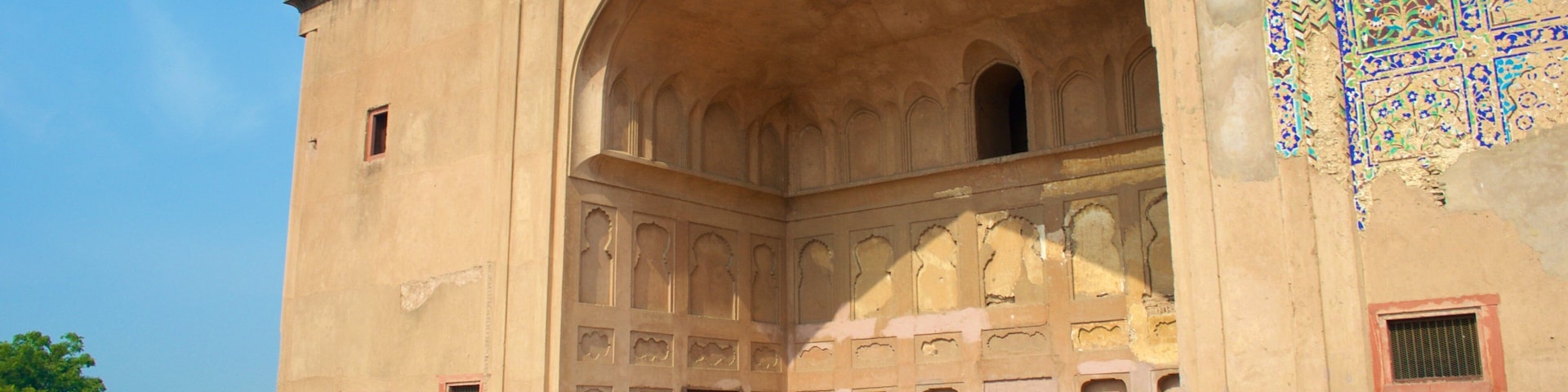 Chini ka Rauza mostrando una mezquita y también un hombre