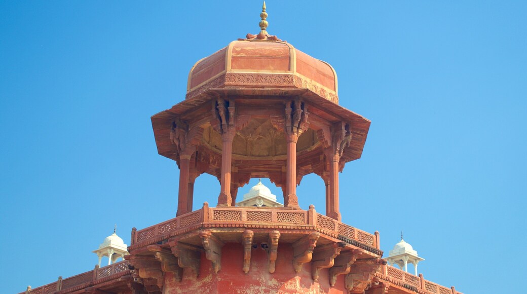 Sikandra ofreciendo un monumento