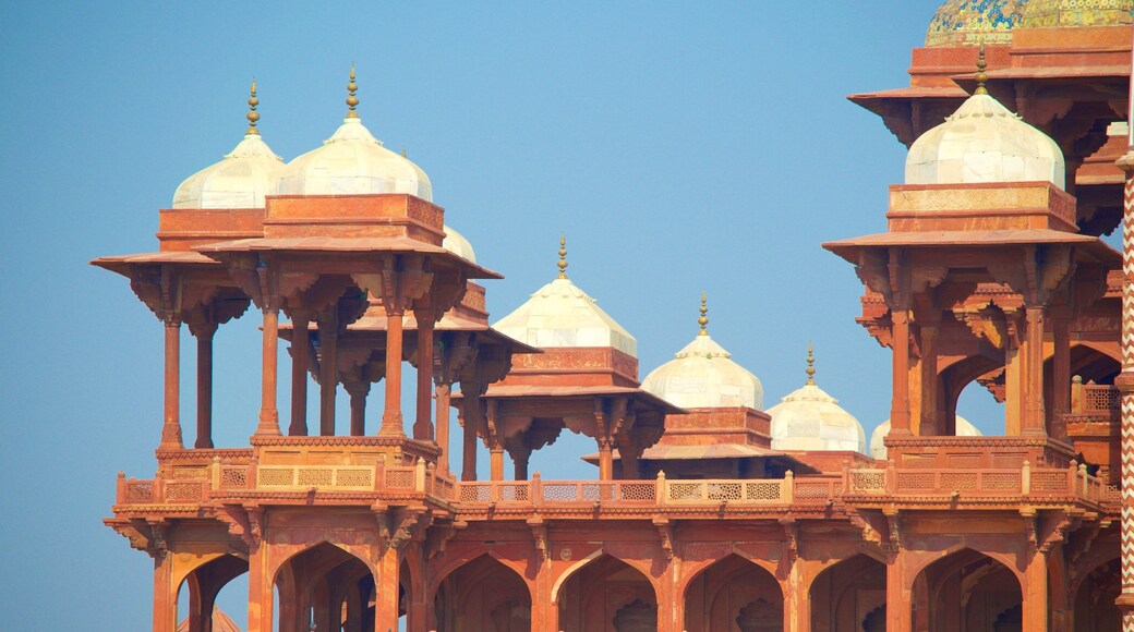 Sikandra mostrando monumento