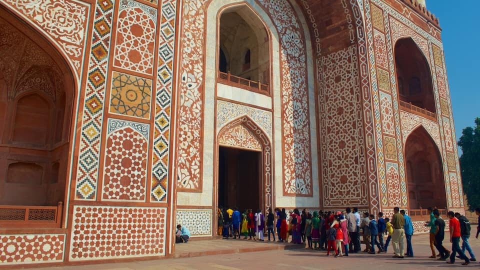 Sikandra which includes a mosque as well as a large group of people