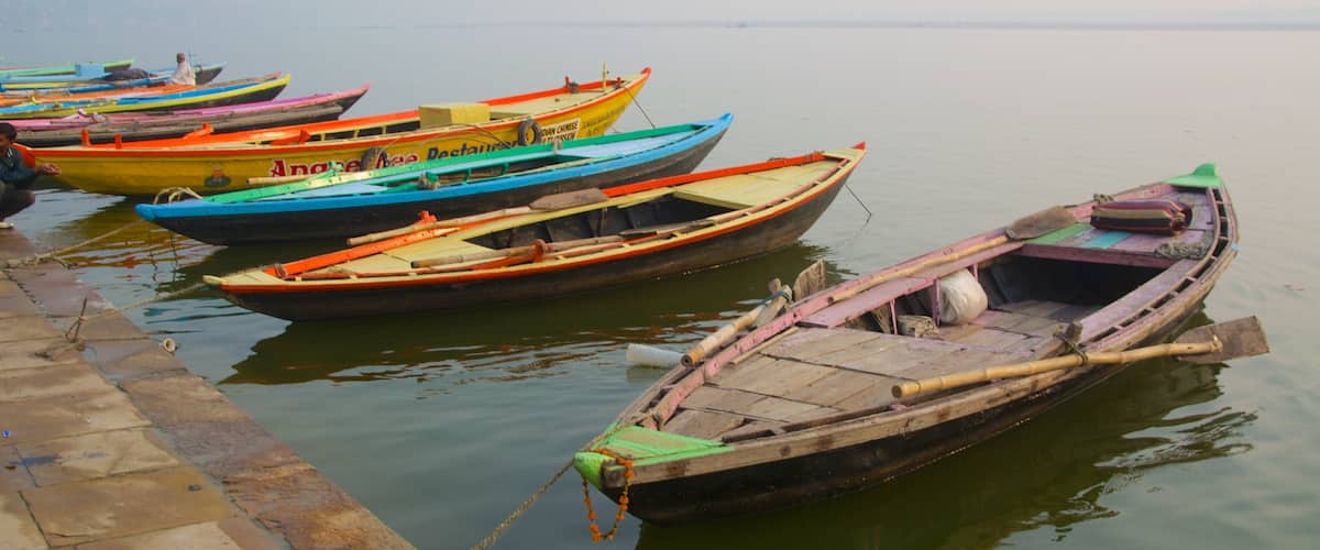 Tulsi Ghat ซึ่งรวมถึง ทะเลสาบหรือแอ่งน้ำ และ พายเรือคายัคหรือเรือแคนู