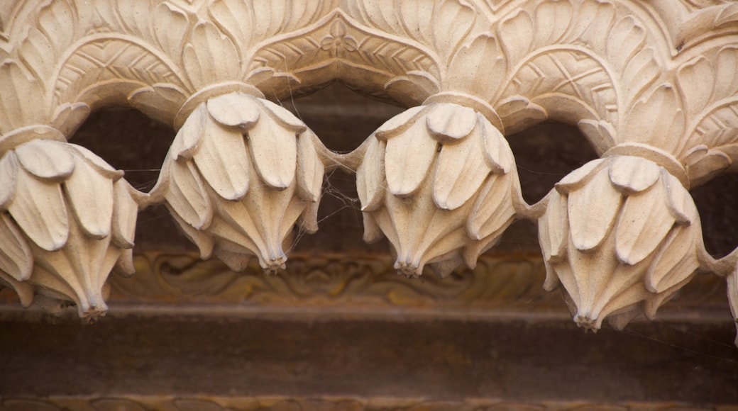 Fortaleza de Ramnagar, Benarés, India mostrando elementos patrimoniales, una casa y arquitectura patrimonial