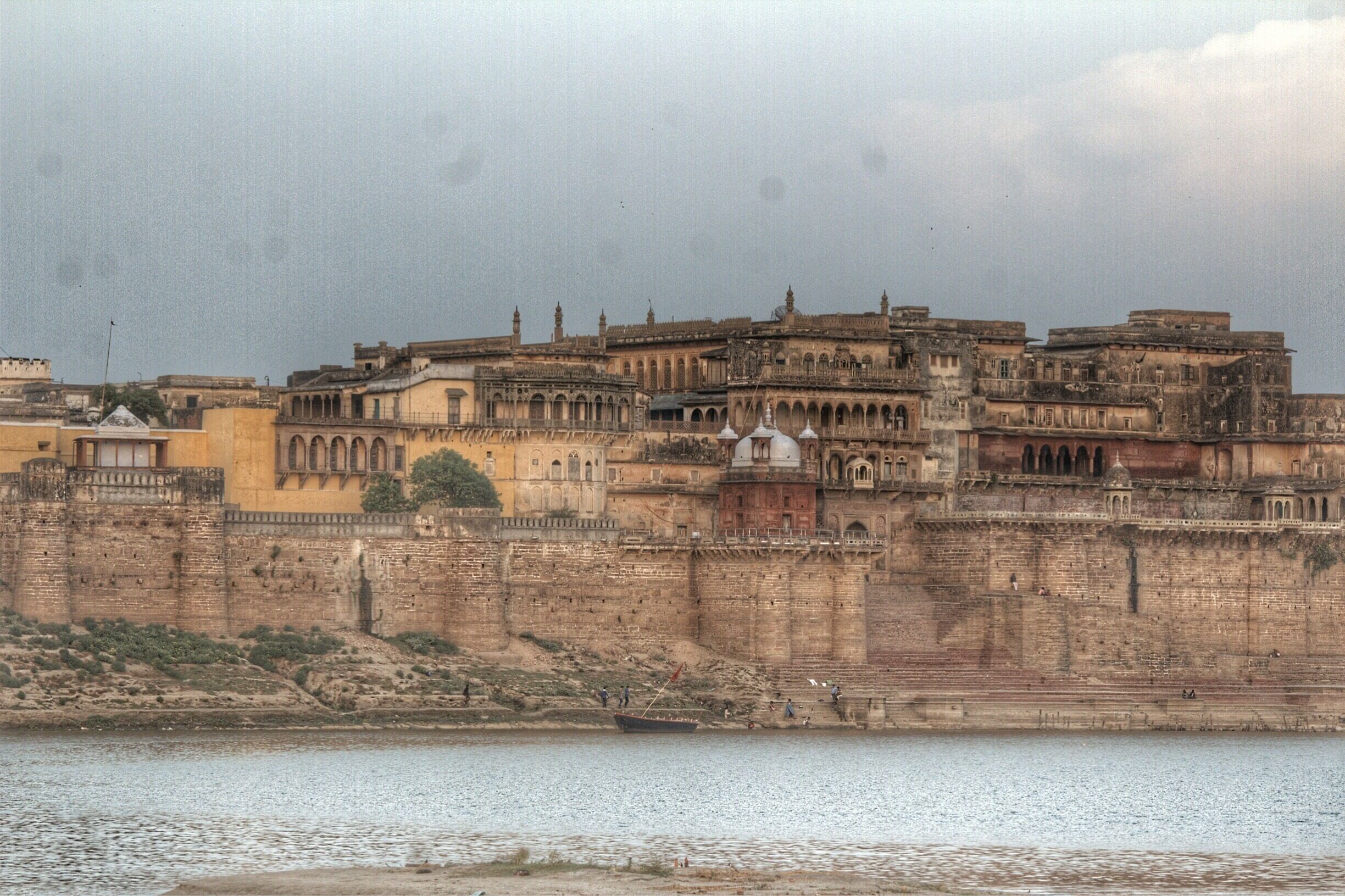 Ramnagar Fort is in Ramnagar, Varanasi, India. It is located near the Ganga River on its eastern bank, The sandstone structure was built in the Mughal style in 1750 by Kashi Naresh Raja Balwant Singh.
Now it’s a great relaxing location.