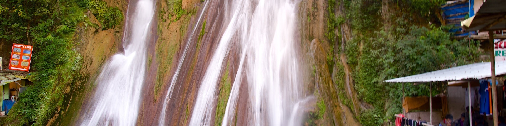 Cachoeiras de Kempty caracterizando uma cascata e natação assim como um pequeno grupo de pessoas