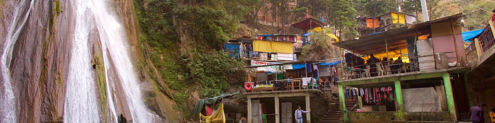 Kempty Falls which includes a cascade, swimming and a pond