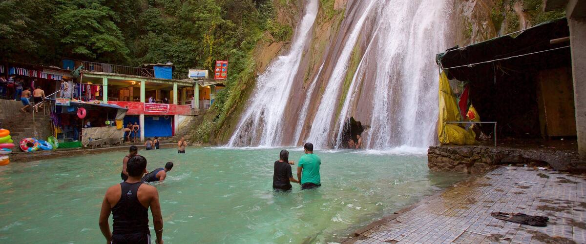 Kempty Falls showing a cascade, a pond and swimming
