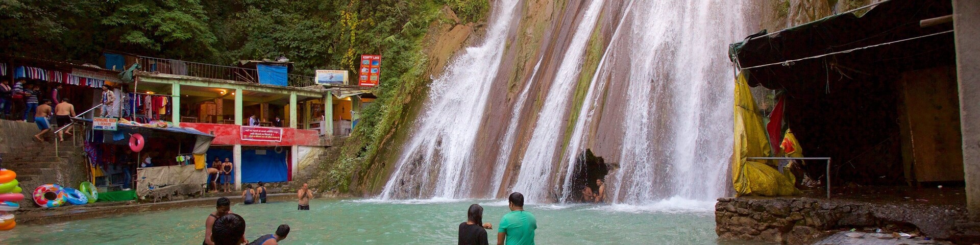 Cachoeiras de Kempty mostrando natação, um lago e uma cachoeira