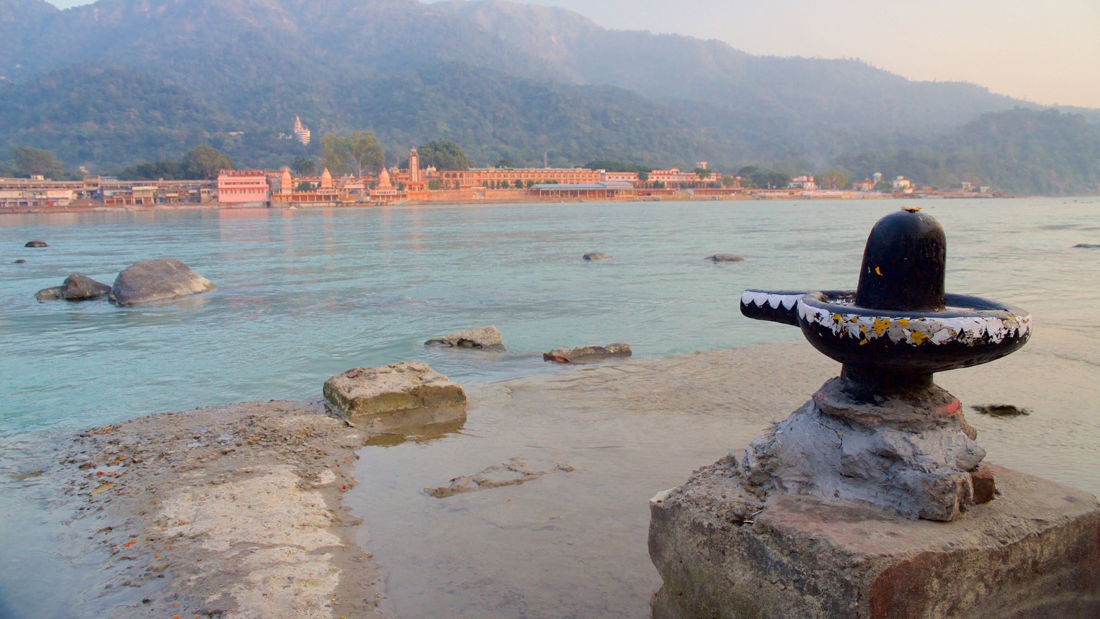 Parmarth Niketan inclusief vredige uitzichten en een rivier of beek