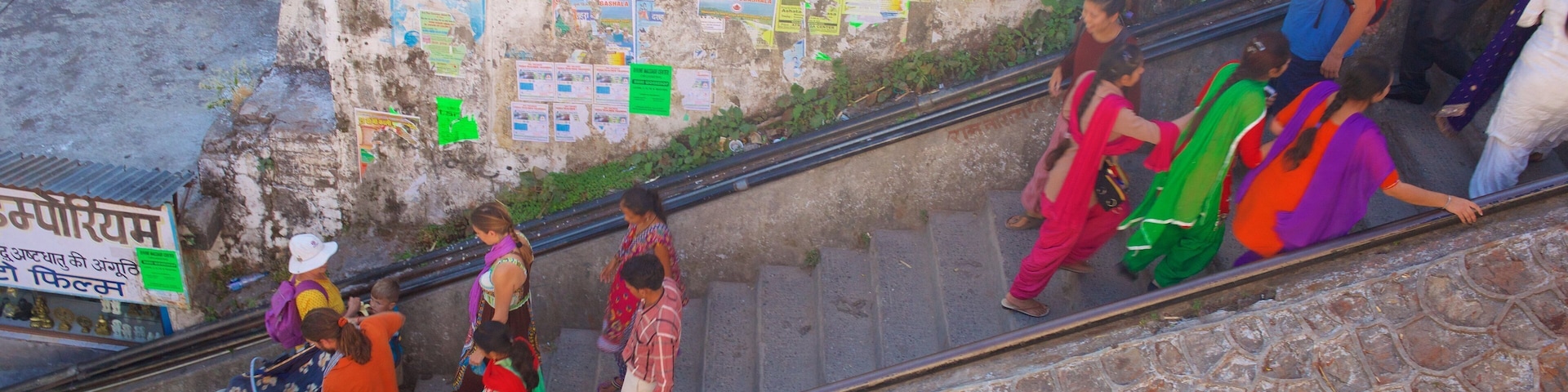 Lakshman Jhula assim como um pequeno grupo de pessoas