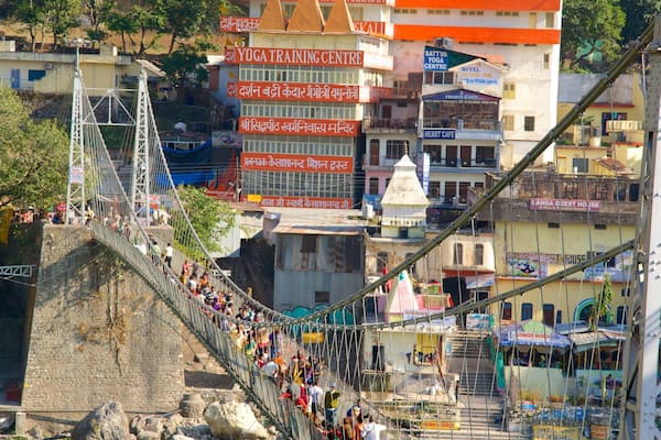 Lakshman Jhula montrant passerelle ou pont suspendu et ville aussi bien que important groupe de personnes