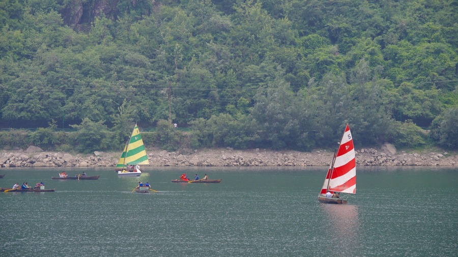 Nainital Lake which includes sailing, a lake or waterhole and kayaking or canoeing