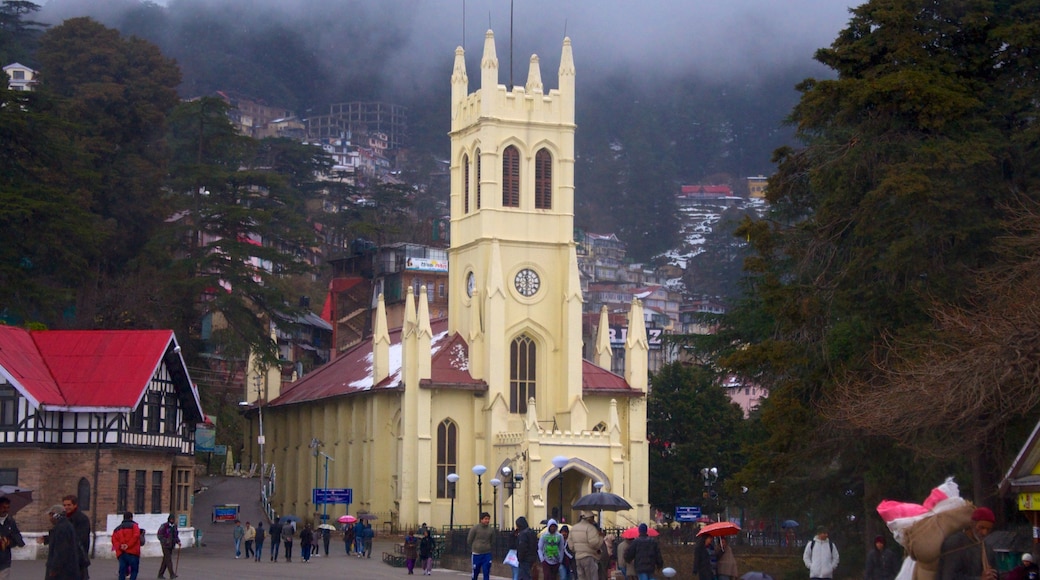 Christ Church showing a church or cathedral, religious elements and street scenes