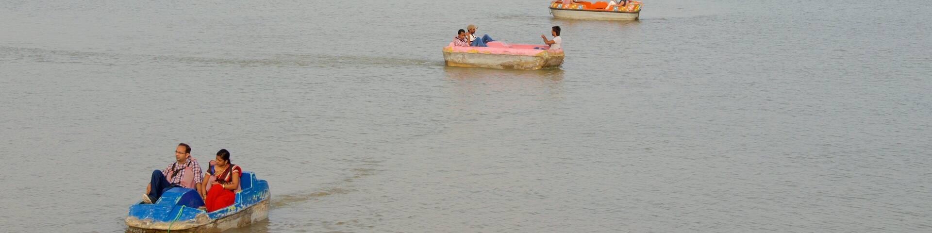 Lac Sukhna montrant kayak ou canoë et lac ou étang aussi bien que petit groupe de personnes