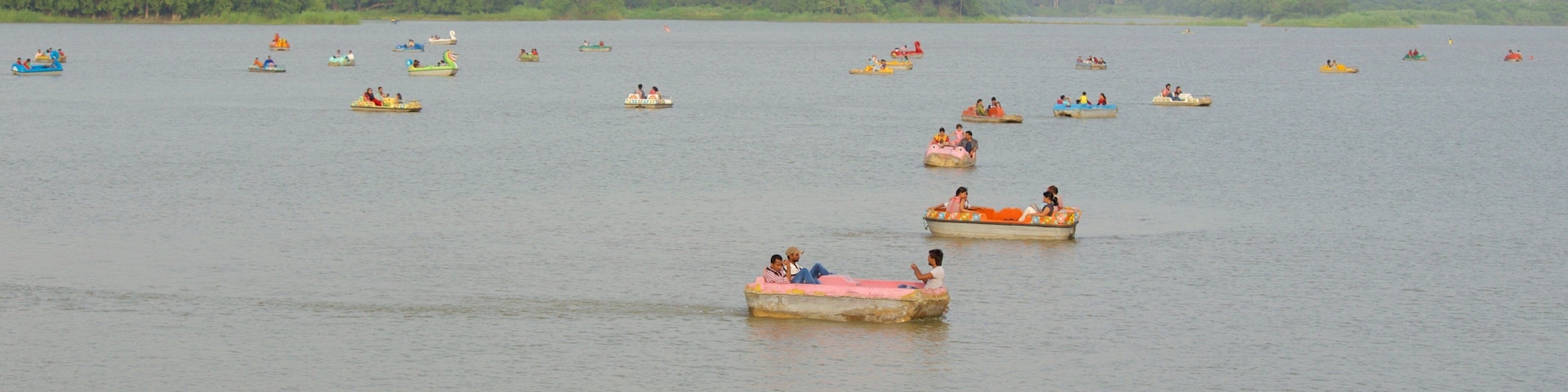 Lago Sukhna que inclui caiaque ou canoagem e um lago ou charco assim como um pequeno grupo de pessoas