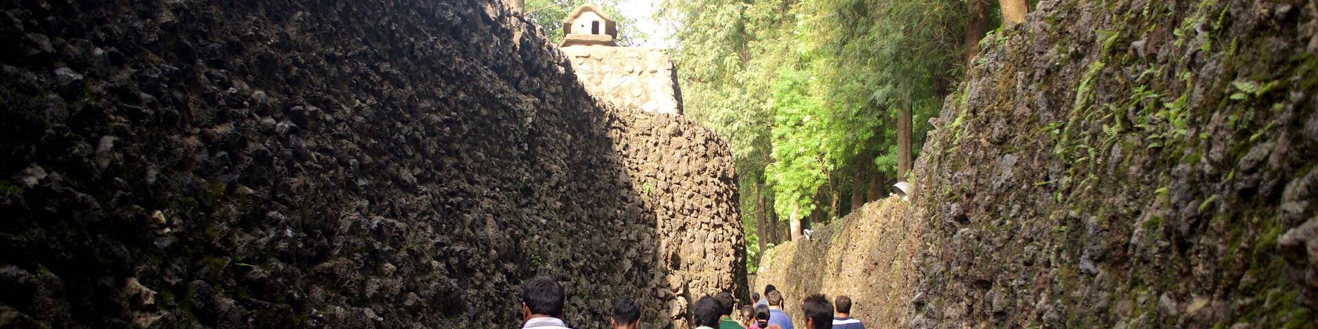 Jardim das Pedras assim como um pequeno grupo de pessoas