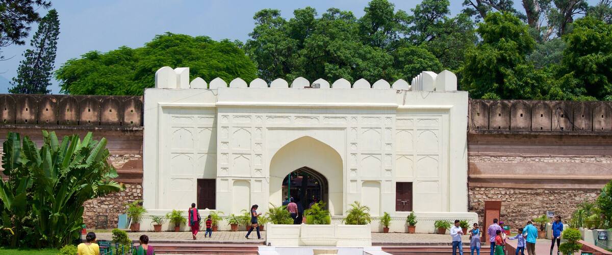 Yadavindra Gardens showing heritage elements and a park
