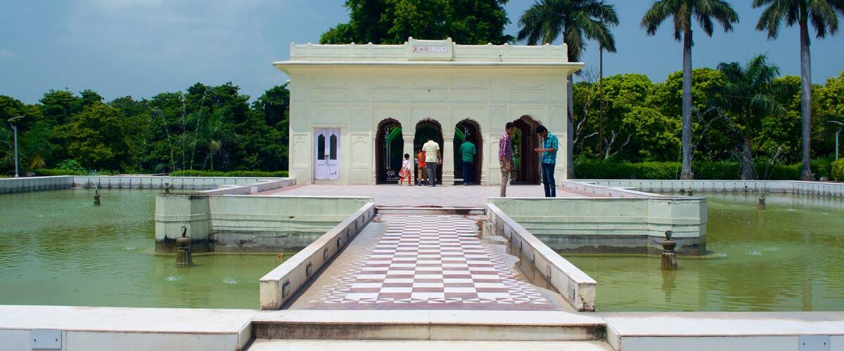 Yadavindra Gardens featuring a garden, a lake or waterhole and heritage architecture